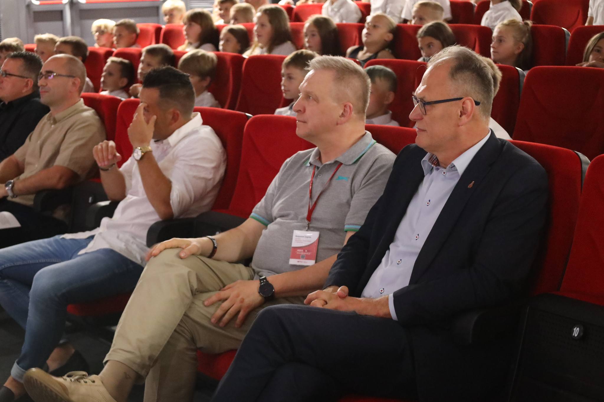 Publiczność gali Radomszczańskiej Akademii Piłkarskiej na sali widowiskowej.