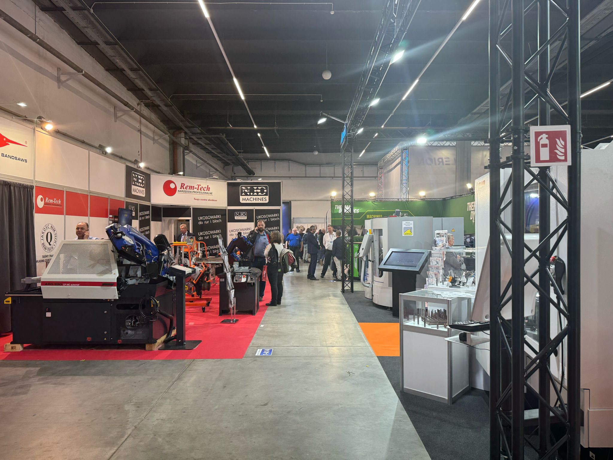 Maszyny i zwiedzający w hali targów STOM-TOOL 2025.