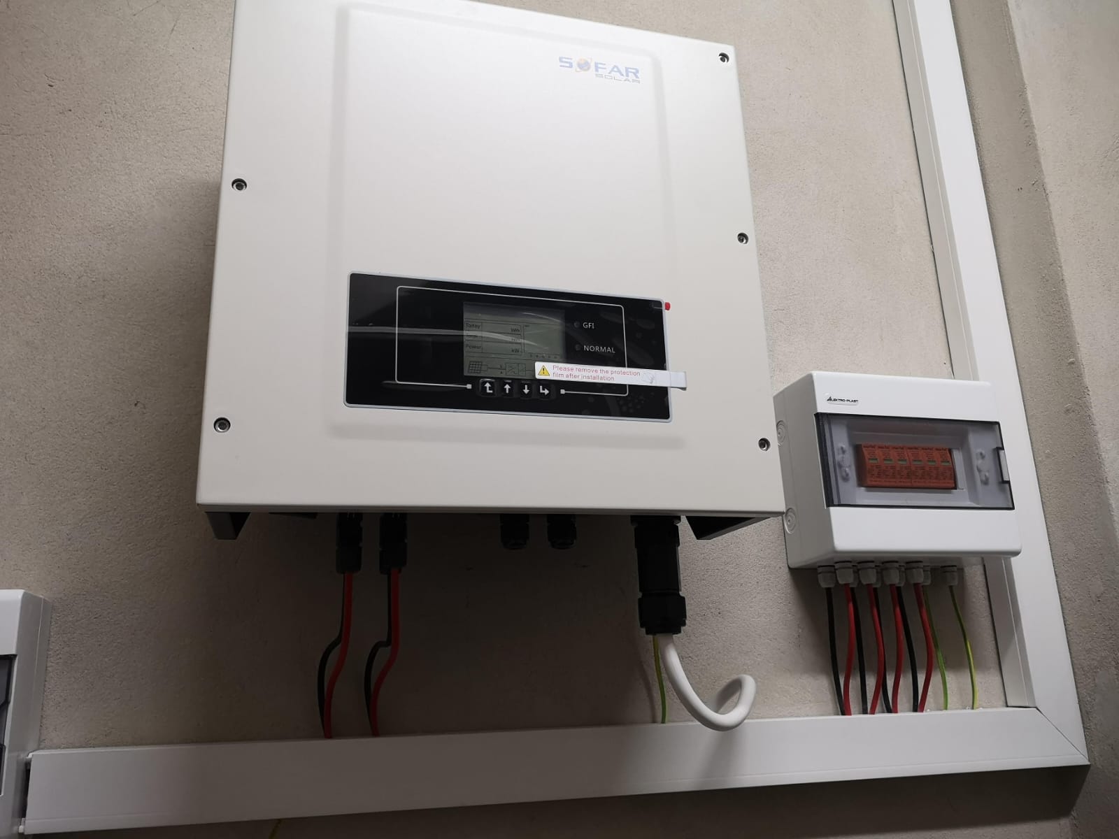 Zbliżenie na falownik i zabezpieczenia instalacji fotowoltaicznej.