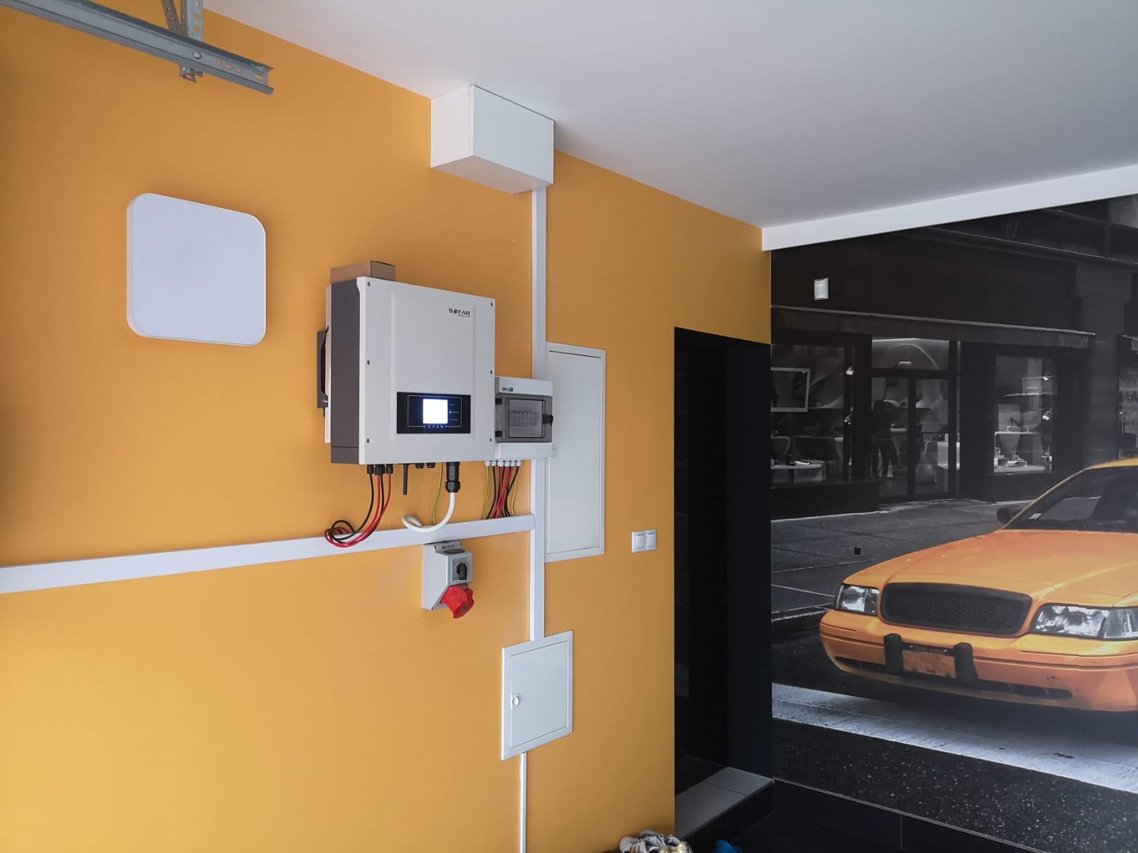 Falownik i elementy instalacji elektrycznej zamontowane w garażu.