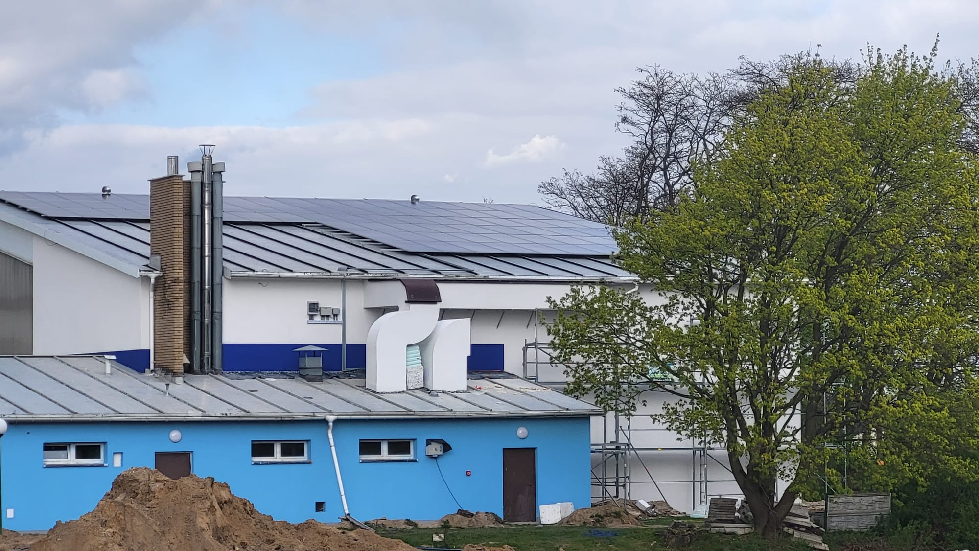 Instalacja fotowoltaiczna na dachu budynku przemysłowego.